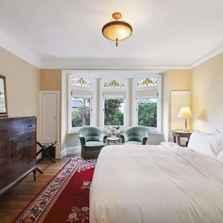 Nob Hill Charm Bed & Breakfast